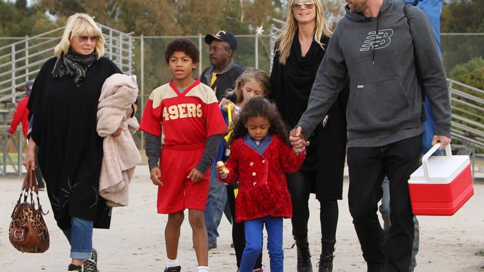 Heidi Klum, Martin Kristen, Henry Samuel, Johan Samuel, Leni Samuel a Lou Samuel s chůvou na výletě v Los Angeles